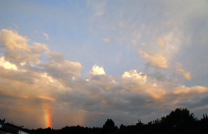 Wolken mit Regenbogen über Luterbach